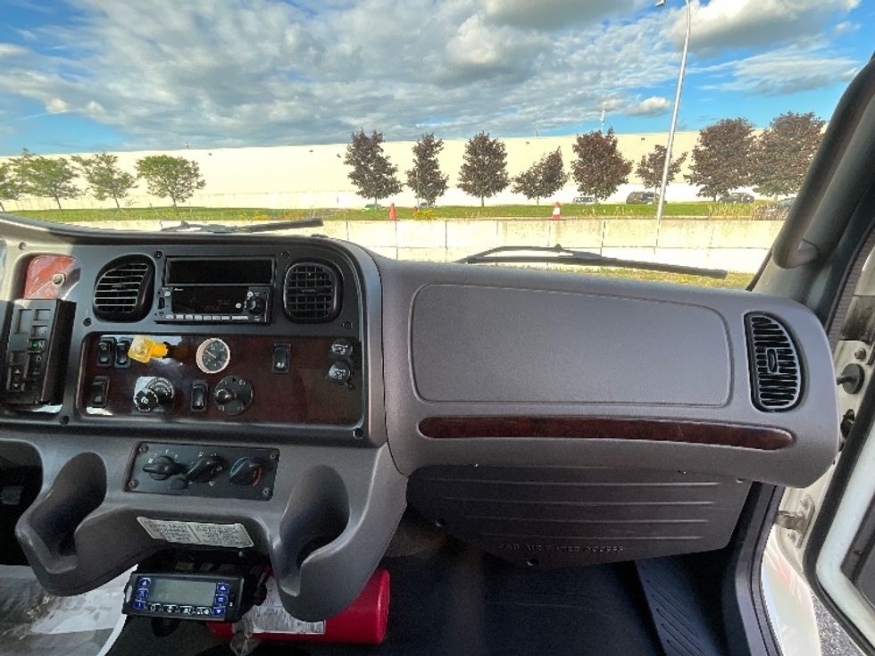 Refrigerated Truck-Light and Medium Duty Trucks-Freightliner-2020-M2-Boucherville-PQ-147,588\n\t\tkm-$ 80,250 - Image 21