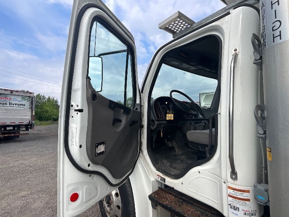 Refrigerated Truck-Light and Medium Duty Trucks-Freightliner-2020-M2-Boucherville-PQ-213,002\n\t\tkm-$ 71,750 - Image 16