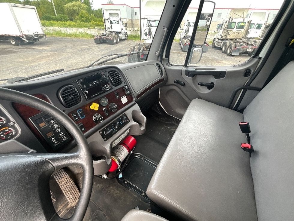 Refrigerated Truck-Light and Medium Duty Trucks-Freightliner-2020-M2-Boucherville-PQ-213,002\n\t\tkm-$ 71,750 - Image 19