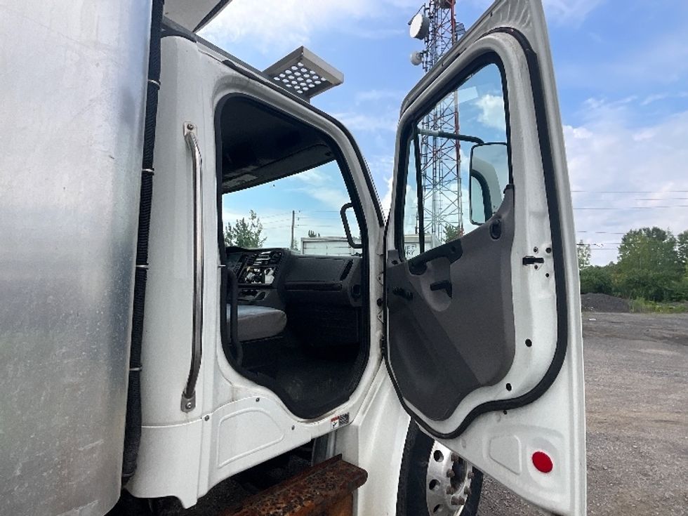 Refrigerated Truck-Light and Medium Duty Trucks-Freightliner-2020-M2-Boucherville-PQ-213,002\n\t\tkm-$ 71,750 - Image 20