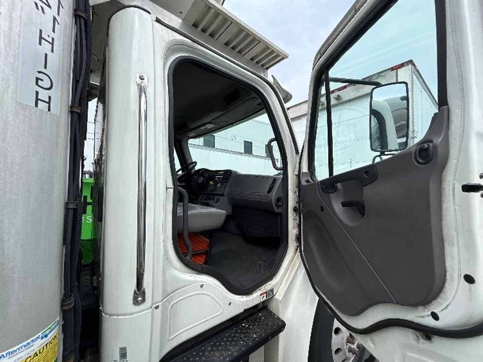 Refrigerated Truck-Light and Medium Duty Trucks-Freightliner-2020-M2-Braintree-MA-169,540\n\t\tmiles-$ 46,750 - Image 19