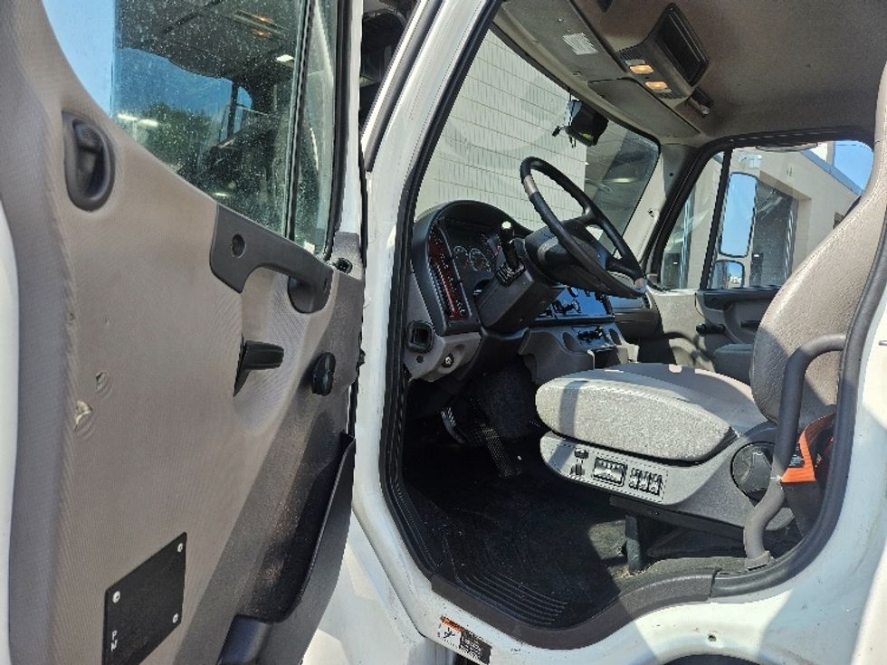 Refrigerated Truck-Light and Medium Duty Trucks-Freightliner-2020-M2-Brooklyn Park-MN-136,235\n\t\tmiles-$ 43,750 - Image 16