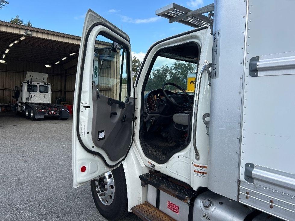 Refrigerated Truck-Light and Medium Duty Trucks-Freightliner-2020-M2-Burnaby-BC-171,500\n\t\tkm-$ 92,500 - Image 16