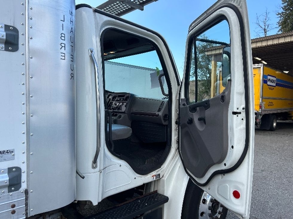 Refrigerated Truck-Light and Medium Duty Trucks-Freightliner-2020-M2-Burnaby-BC-171,500\n\t\tkm-$ 92,500 - Image 20