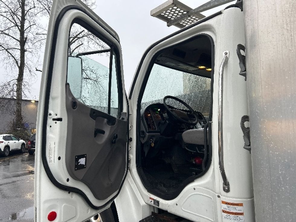 Refrigerated Truck-Light and Medium Duty Trucks-Freightliner-2020-M2-Burnaby-BC-214,584\n\t\tkm-$ 86,750 - Image 16