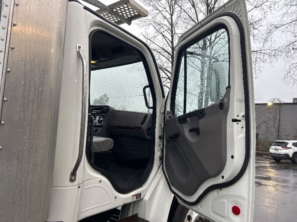 Refrigerated Truck-Light and Medium Duty Trucks-Freightliner-2020-M2-Burnaby-BC-214,584\n\t\tkm-$ 86,750 - Image 20