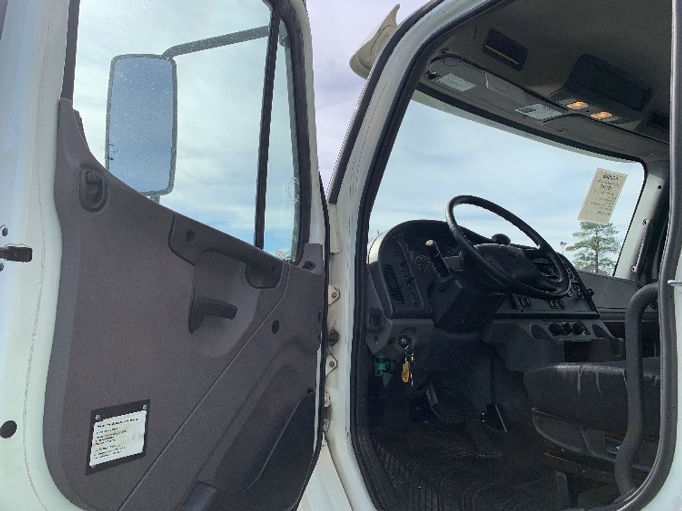 Refrigerated Truck-Light and Medium Duty Trucks-Freightliner-2020-M2-Charlotte-NC-100,520\n\t\tmiles-$ 77,250 - Image 16