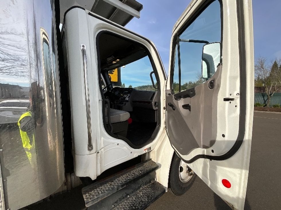 Refrigerated Truck-Light and Medium Duty Trucks-Freightliner-2020-M2-Clackamas-OR-183,733\n\t\tmiles-$ 57,250 - Image 20