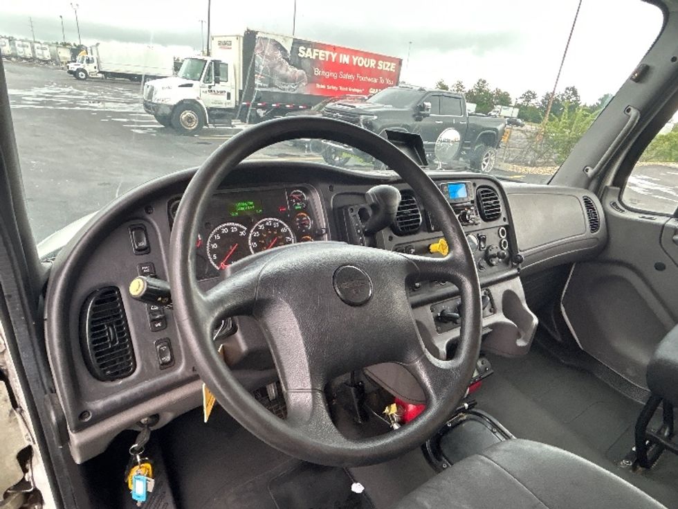 Refrigerated Truck-Light and Medium Duty Trucks-Freightliner-2020-M2-Columbus-OH-319,101\n\t\tmiles-$ 31,750 - Image 17
