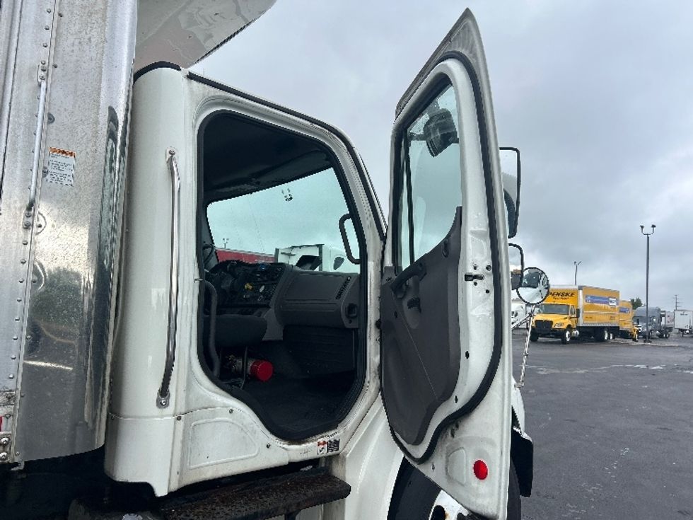 Refrigerated Truck-Light and Medium Duty Trucks-Freightliner-2020-M2-Columbus-OH-319,101\n\t\tmiles-$ 31,750 - Image 20