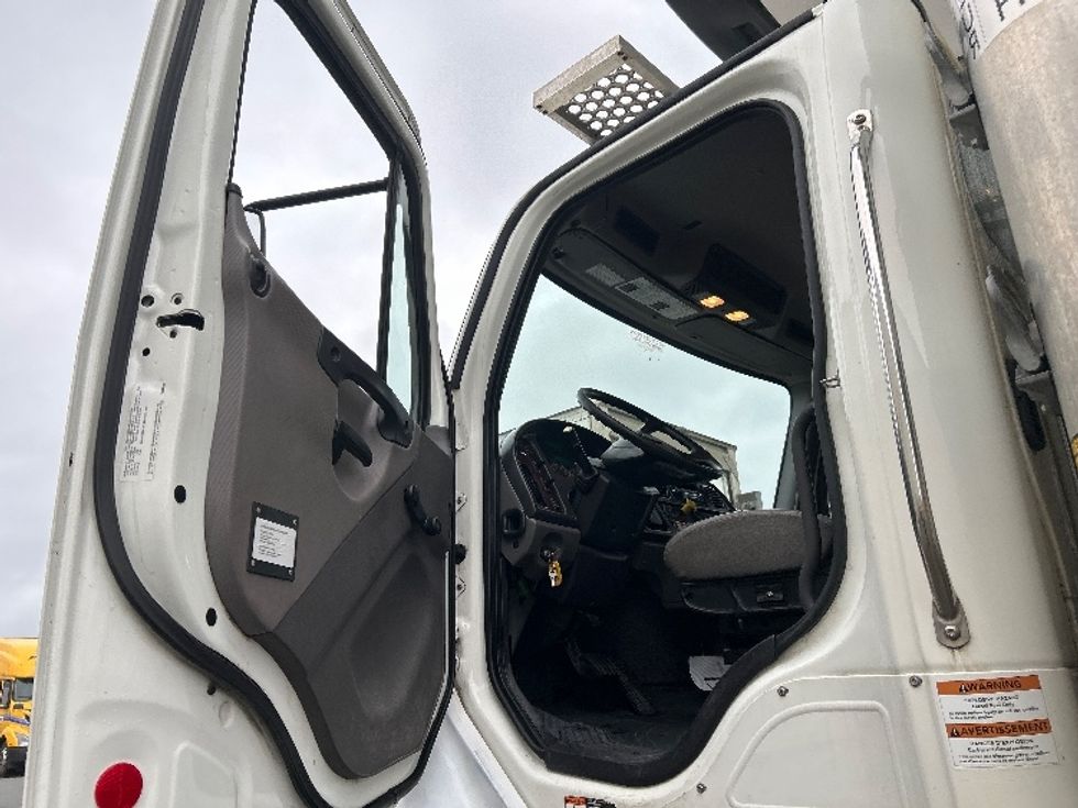 Refrigerated Truck-Light and Medium Duty Trucks-Freightliner-2020-M2-Dartmouth-NS-163,781\n\t\tkm-$ 75,000 - Image 16