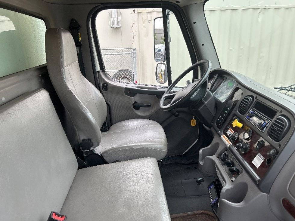 Refrigerated Truck-Light and Medium Duty Trucks-Freightliner-2020-M2-Dartmouth-NS-163,781\n\t\tkm-$ 75,000 - Image 22
