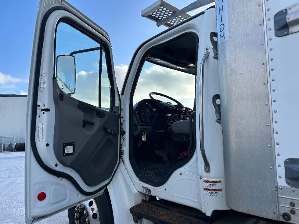 Refrigerated Truck-Light and Medium Duty Trucks-Freightliner-2020-M2-Dartmouth-NS-220,263\n\t\tkm-$ 82,750 - Image 16