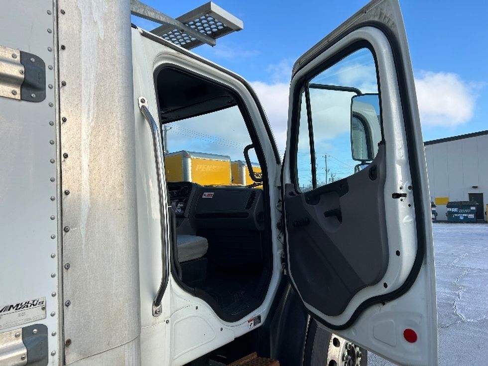 Refrigerated Truck-Light and Medium Duty Trucks-Freightliner-2020-M2-Dartmouth-NS-220,263\n\t\tkm-$ 82,750 - Image 20