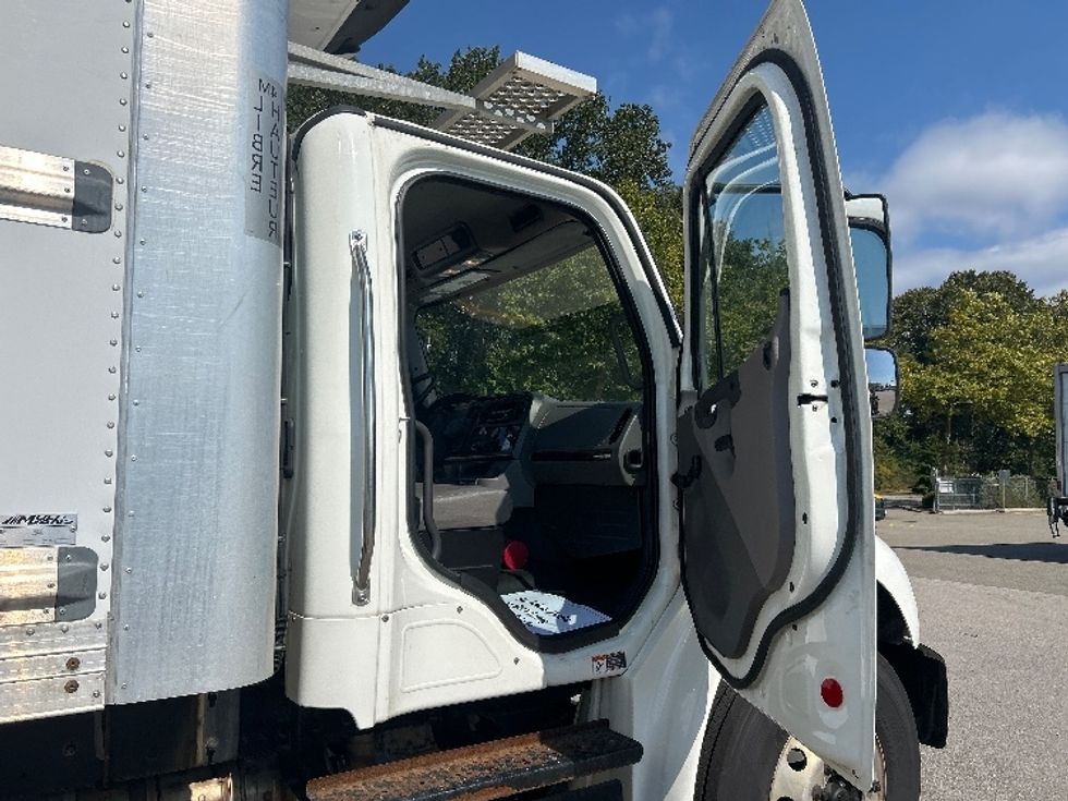 Refrigerated Truck-Light and Medium Duty Trucks-Freightliner-2020-M2-Delta-BC-170,707\n\t\tkm-$ 93,500 - Image 20