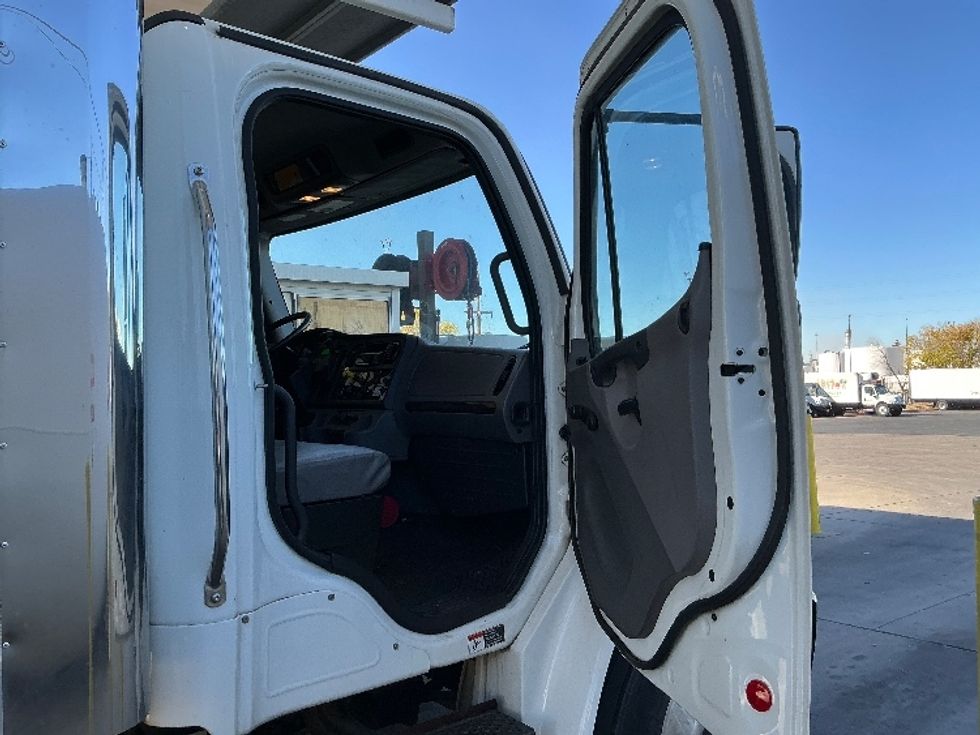 Refrigerated Truck-Light and Medium Duty Trucks-Freightliner-2020-M2-Denver-CO-207,527\n\t\tmiles-$ 56,000 - Image 20