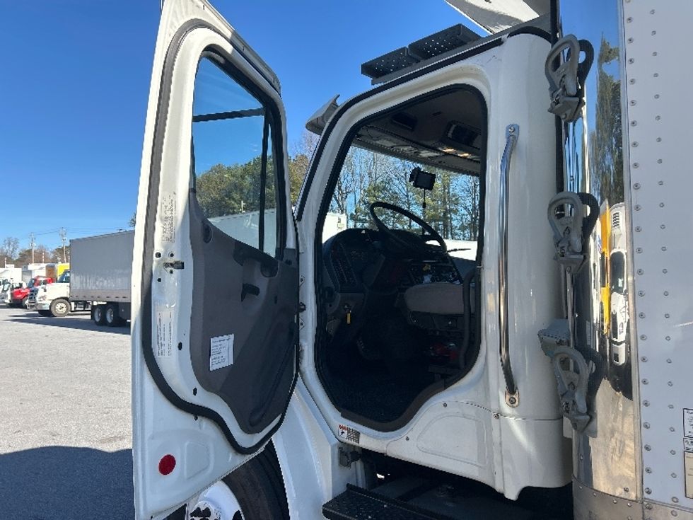 Refrigerated Truck-Light and Medium Duty Trucks-Freightliner-2020-M2-Duluth-GA-237,308\n\t\tmiles-$ 60,750 - Image 16