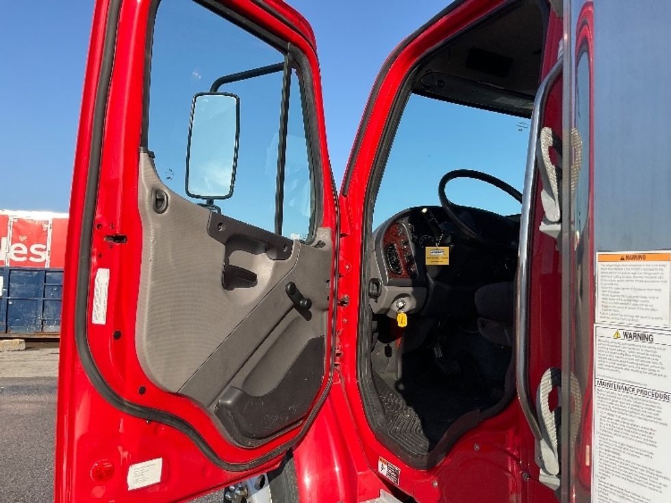 Refrigerated Truck-Light and Medium Duty Trucks-Freightliner-2020-M2-Earth City-MO-174,625\n\t\tmiles-$ 18,500 - Image 16