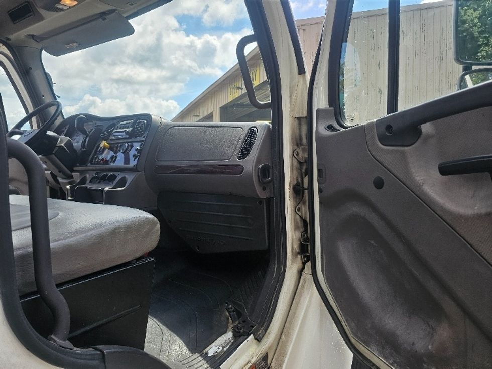 Refrigerated Truck-Light and Medium Duty Trucks-Freightliner-2020-M2-Edison-NJ-225,118\n\t\tmiles-$ 43,000 - Image 19