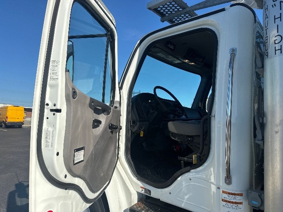 Refrigerated Truck-Light and Medium Duty Trucks-Freightliner-2020-M2-Etobicoke-ON-250,987\n\t\tkm-$ 69,500 - Image 16