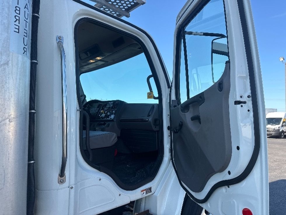 Refrigerated Truck-Light and Medium Duty Trucks-Freightliner-2020-M2-Etobicoke-ON-250,987\n\t\tkm-$ 69,500 - Image 20