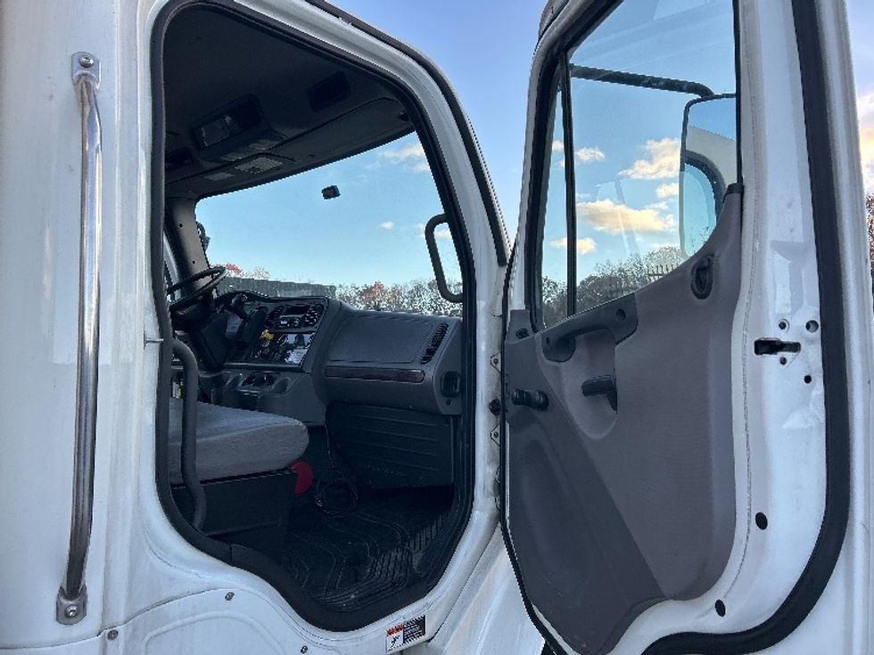 Refrigerated Truck-Light and Medium Duty Trucks-Freightliner-2020-M2-Fitchburg-MA-242,800\n\t\tmiles-$ 39,000 - Image 19