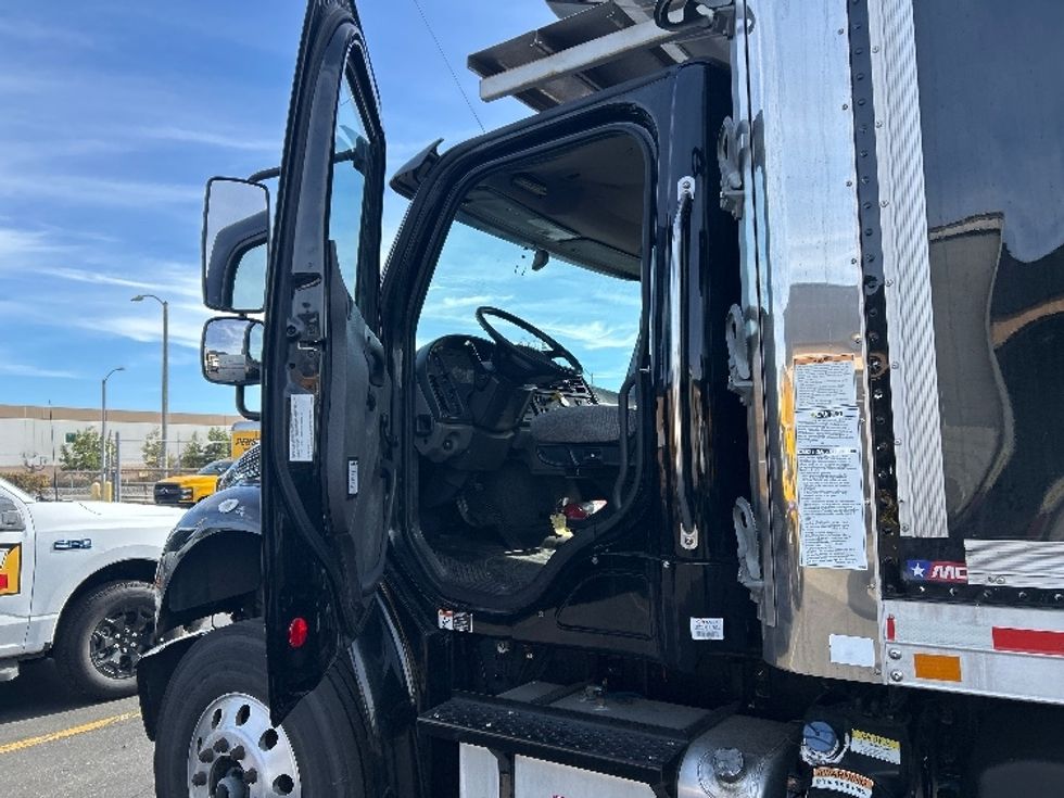 Refrigerated Truck-Light and Medium Duty Trucks-Freightliner-2020-M2-Fontana-CA-182,211\n\t\tmiles-$ 48,500 - Image 17