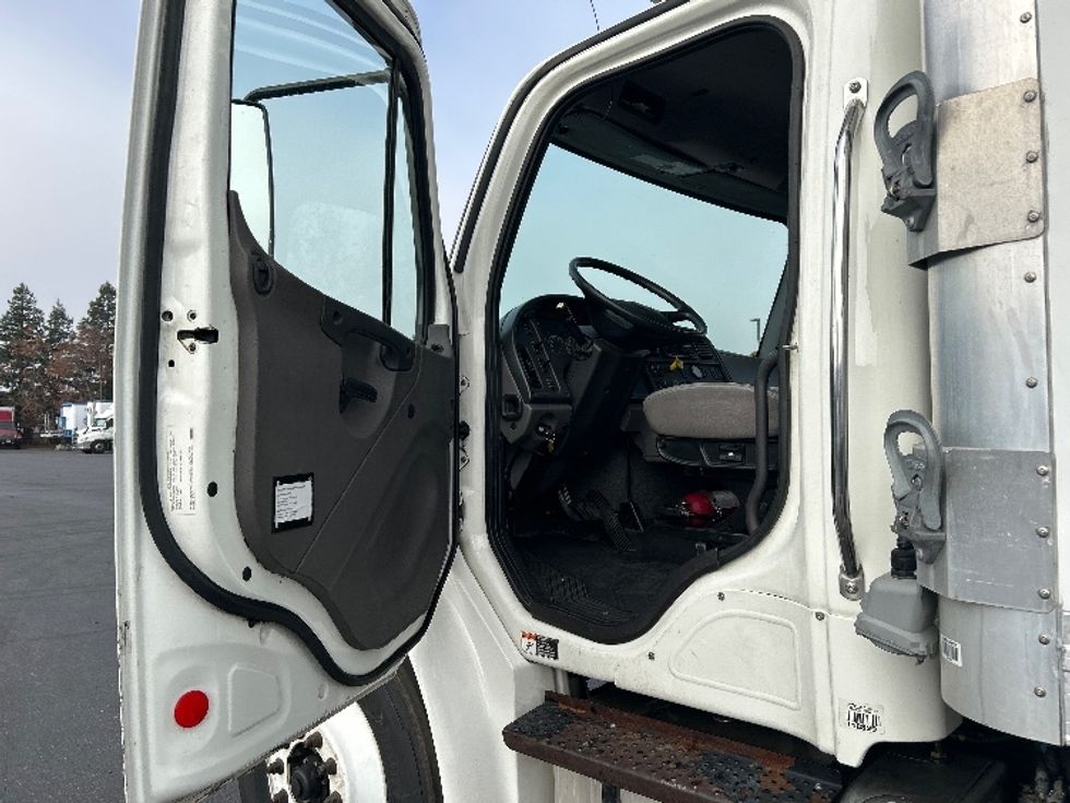 Refrigerated Truck-Light and Medium Duty Trucks-Freightliner-2020-M2-Gilroy-CA-139,560\n\t\tmiles-$ 56,750 - Image 16