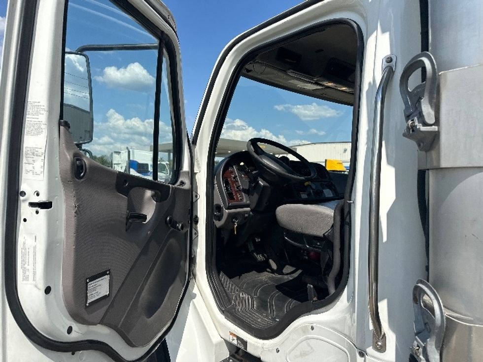 Refrigerated Truck-Light and Medium Duty Trucks-Freightliner-2020-M2-Hammond-LA-226,272\n\t\tmiles-$ 56,250 - Image 16