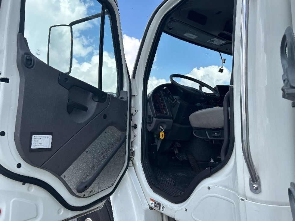 Refrigerated Truck-Light and Medium Duty Trucks-Freightliner-2020-M2-Harahan-LA-237,574\n\t\tmiles-$ 54,250 - Image 16