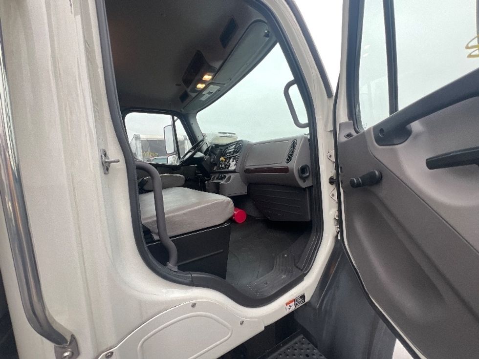 Refrigerated Truck-Light and Medium Duty Trucks-Freightliner-2020-M2-Jessup-MD-119,904\n\t\tmiles-$ 58,250 - Image 17