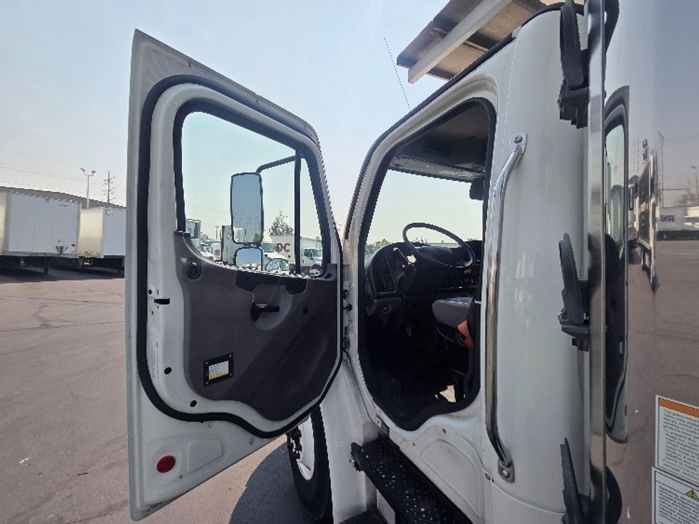 Refrigerated Truck-Light and Medium Duty Trucks-Freightliner-2020-M2-Kent-WA-175,585\n\t\tmiles-$ 62,750 - Image 16