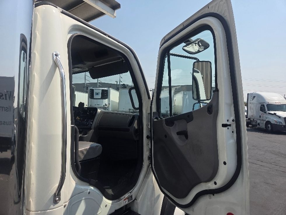 Refrigerated Truck-Light and Medium Duty Trucks-Freightliner-2020-M2-Kent-WA-175,585\n\t\tmiles-$ 62,750 - Image 20