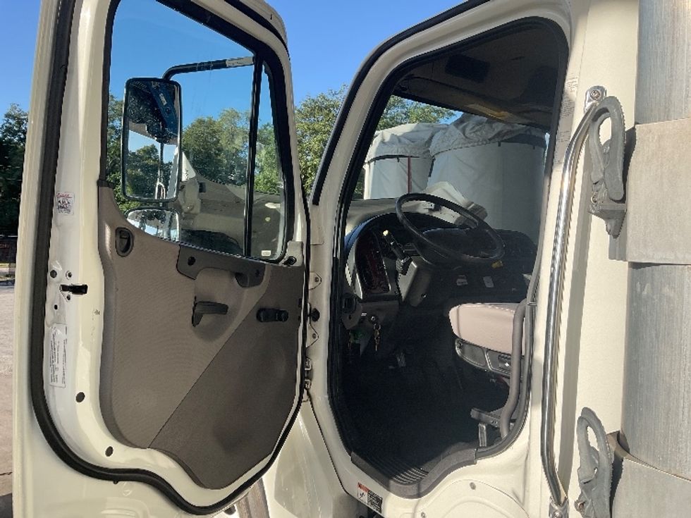 Refrigerated Truck-Light and Medium Duty Trucks-Freightliner-2020-M2-Lakeland-FL-198,256\n\t\tmiles-$ 47,750 - Image 16