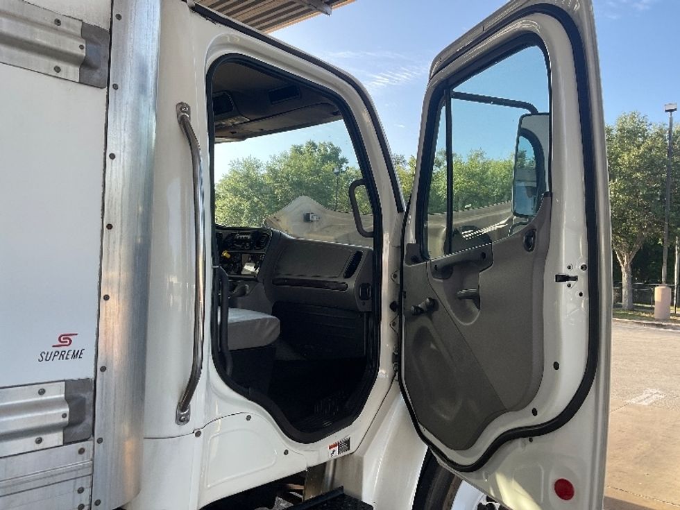 Refrigerated Truck-Light and Medium Duty Trucks-Freightliner-2020-M2-Lakeland-FL-198,256\n\t\tmiles-$ 47,750 - Image 17