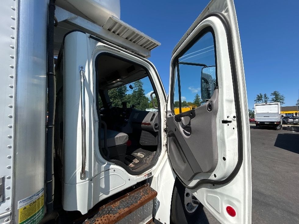 Refrigerated Truck-Light and Medium Duty Trucks-Freightliner-2020-M2-Londonderry-NH-129,252\n\t\tmiles-$ 55,000 - Image 20