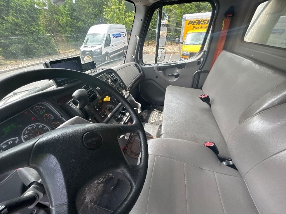 Refrigerated Truck-Light and Medium Duty Trucks-Freightliner-2020-M2-Londonderry-NH-178,201\n\t\tmiles-$ 43,250 - Image 19