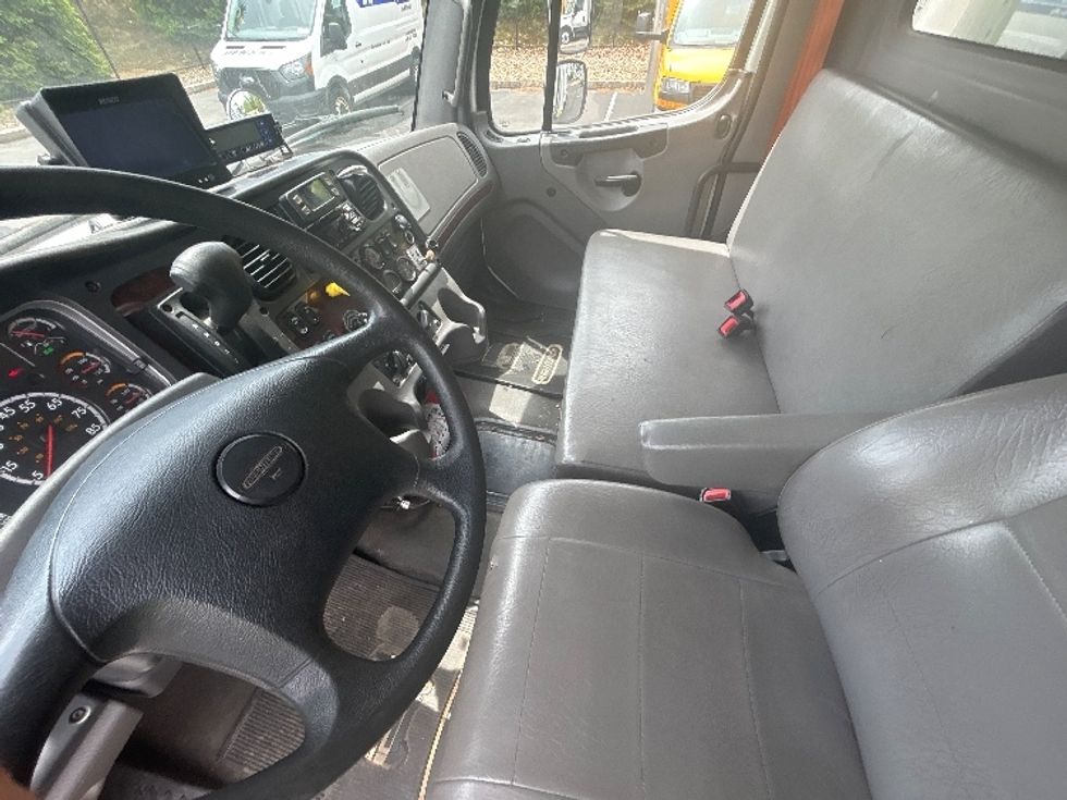 Refrigerated Truck-Light and Medium Duty Trucks-Freightliner-2020-M2-Londonderry-NH-185,350\n\t\tmiles-$ 42,750 - Image 19