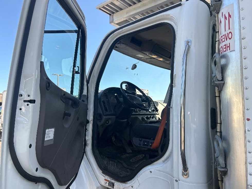 Refrigerated Truck-Light and Medium Duty Trucks-Freightliner-2020-M2-Londonderry-NH-187,125\n\t\tmiles-$ 46,000 - Image 16