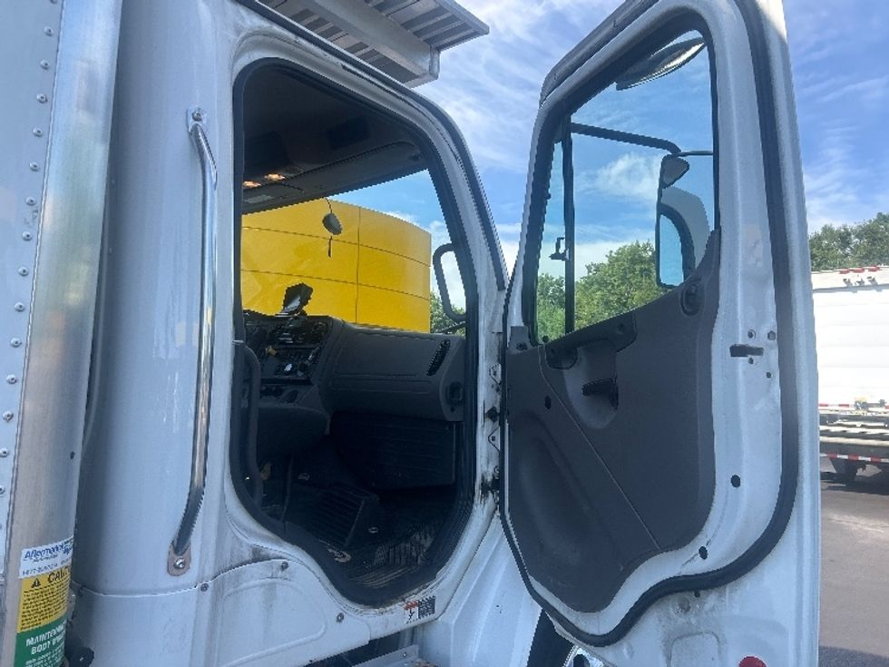 Refrigerated Truck-Light and Medium Duty Trucks-Freightliner-2020-M2-Londonderry-NH-207,404\n\t\tmiles-$ 41,250 - Image 20