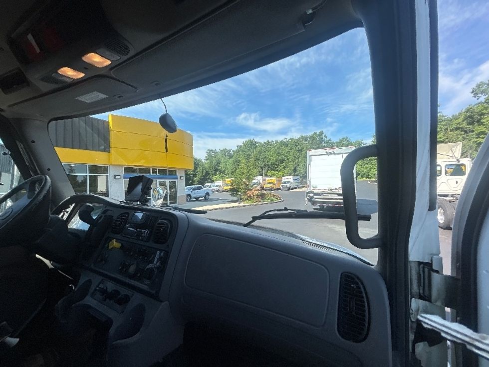 Refrigerated Truck-Light and Medium Duty Trucks-Freightliner-2020-M2-Londonderry-NH-207,404\n\t\tmiles-$ 41,250 - Image 21