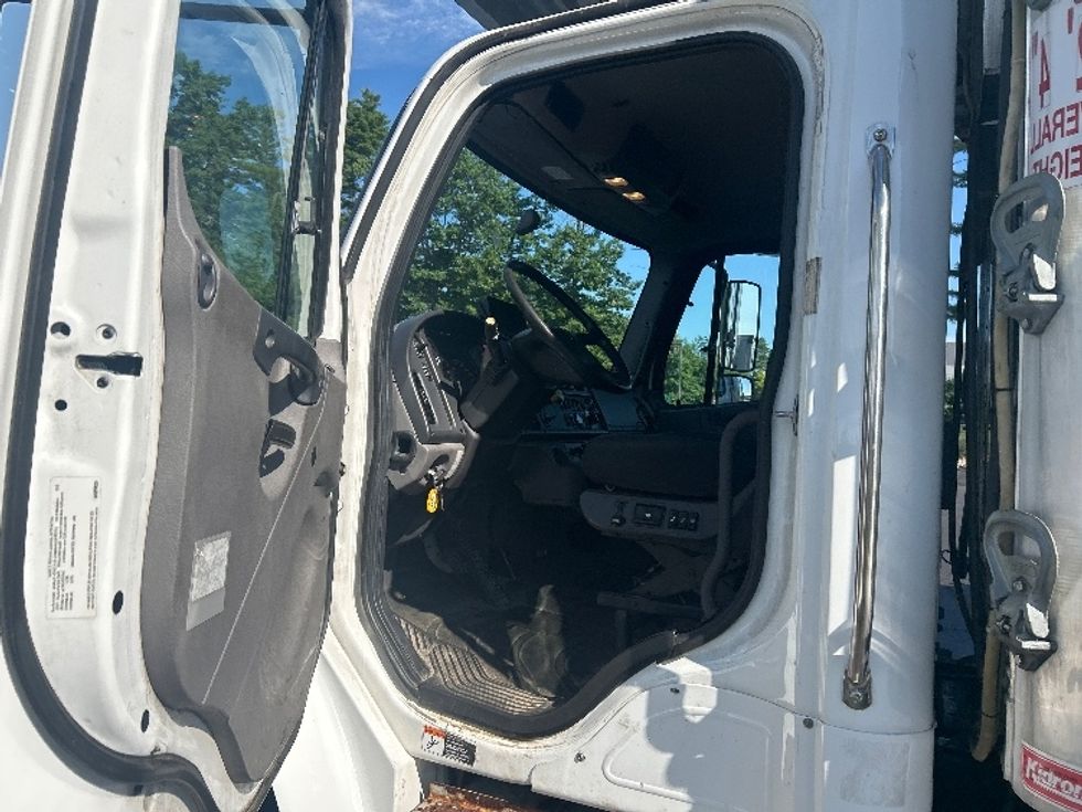 Refrigerated Truck-Light and Medium Duty Trucks-Freightliner-2020-M2-Londonderry-NH-224,578\n\t\tmiles-$ 41,500 - Image 16