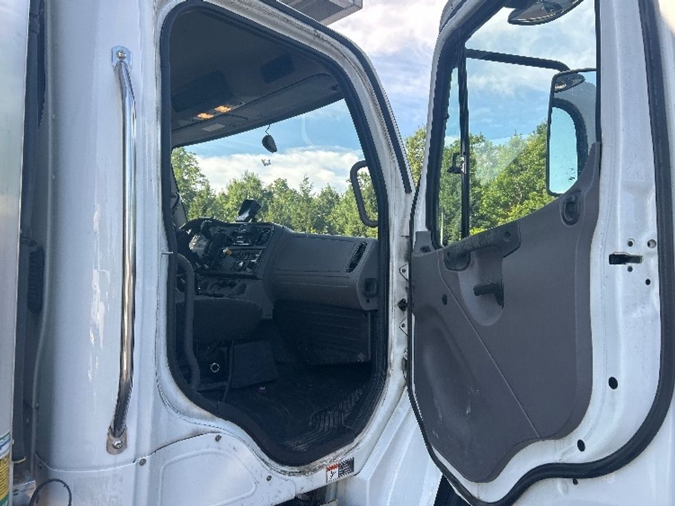 Refrigerated Truck-Light and Medium Duty Trucks-Freightliner-2020-M2-Londonderry-NH-224,578\n\t\tmiles-$ 41,500 - Image 20