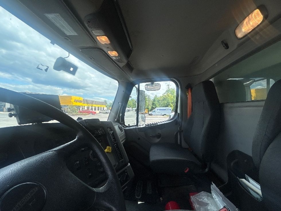 Refrigerated Truck-Light and Medium Duty Trucks-Freightliner-2020-M2-Londonderry-NH-238,365\n\t\tmiles-$ 56,500 - Image 19