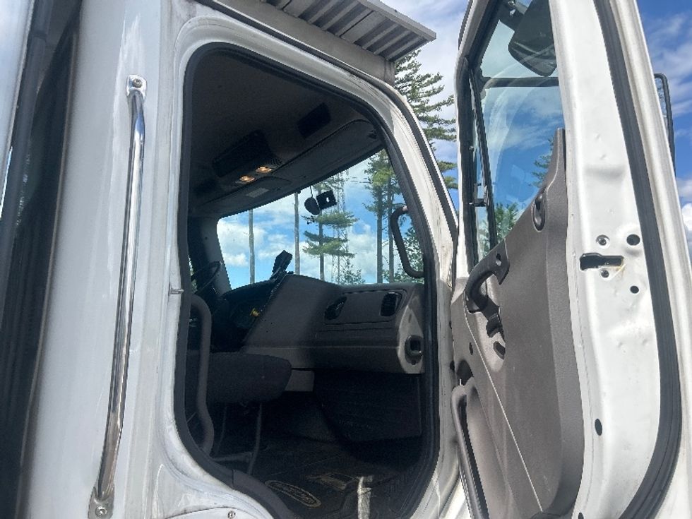 Refrigerated Truck-Light and Medium Duty Trucks-Freightliner-2020-M2-Londonderry-NH-238,365\n\t\tmiles-$ 56,500 - Image 20