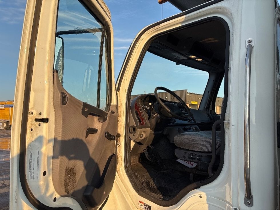 Refrigerated Truck-Light and Medium Duty Trucks-Freightliner-2020-M2-Mississauga-ON-136,197\n\t\tkm-$ 72,000 - Image 16