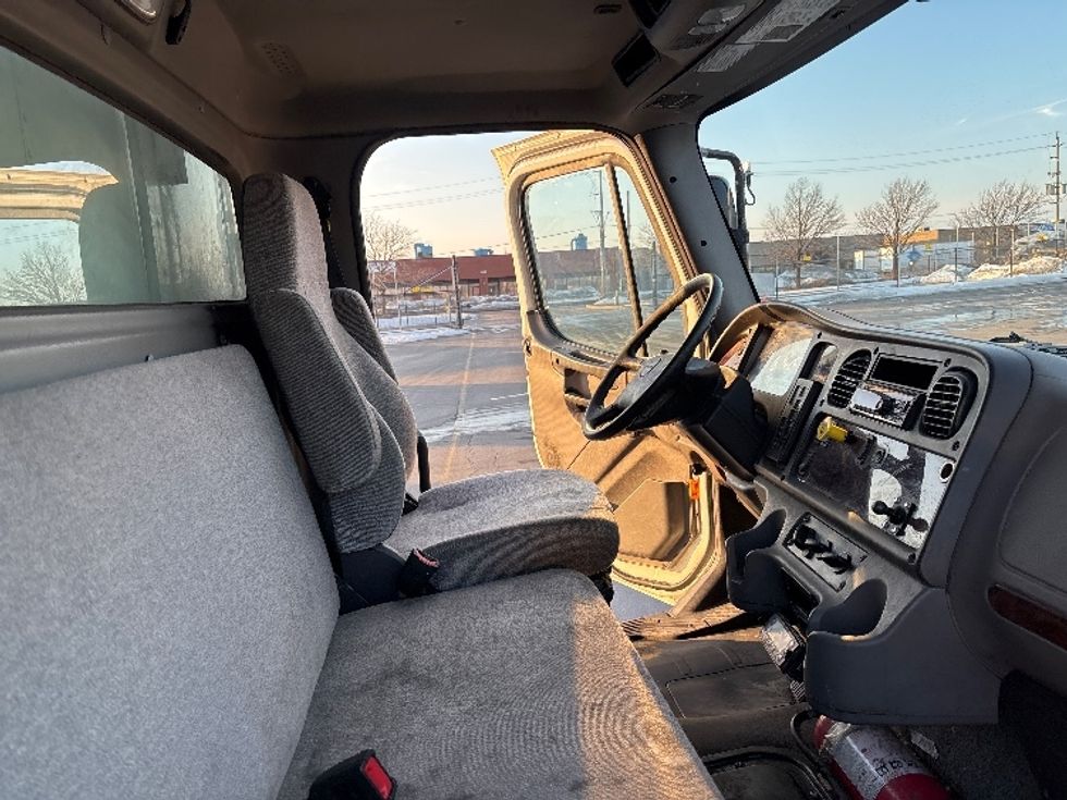 Refrigerated Truck-Light and Medium Duty Trucks-Freightliner-2020-M2-Mississauga-ON-136,197\n\t\tkm-$ 72,000 - Image 22