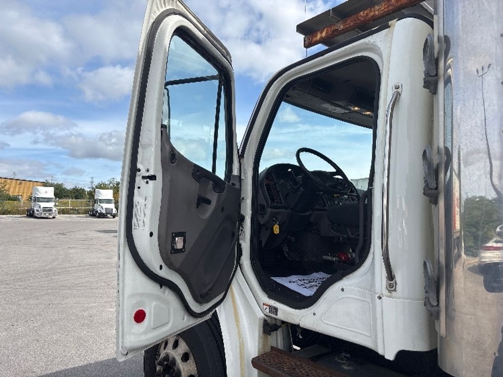 Refrigerated Truck-Light and Medium Duty Trucks-Freightliner-2020-M2-Mississauga-ON-345,312\n\t\tkm-$ 84,250 - Image 16