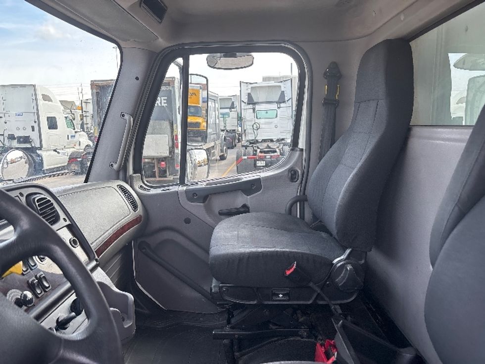 Refrigerated Truck-Light and Medium Duty Trucks-Freightliner-2020-M2-Mississauga-ON-345,312\n\t\tkm-$ 84,250 - Image 19