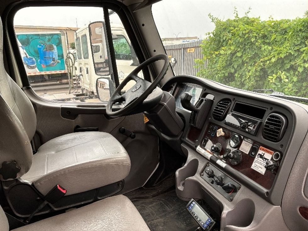 Refrigerated Truck-Light and Medium Duty Trucks-Freightliner-2020-M2-Montreal-PQ-174,131\n\t\tkm-$ 81,000 - Image 21